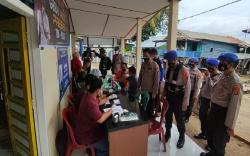 Kisah Petugas Seberangi Laut Hampir 1 Jam untuk Vaksinasi Warga Pulau Buku Limau