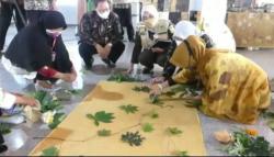 Pandemi Covid, Emak-emak di Banyumas Bikin Batik Ecoprint Beromzet Belasan Juta Rupiah
