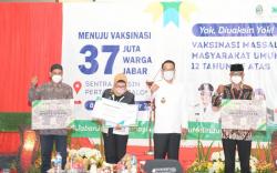Ridwan Kamil Bagikan Ratusan Laptop untuk 309 BUMDes di Indramayu
