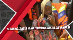 Video Seorang Lansia yang Terjebak Banjir Dievakuasi