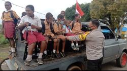 Inspiratif, Kapolsek Ini Jadikan Mobil Dinas Alat Transportasi bagi Pelajar di Papua<