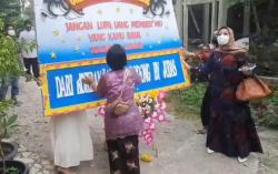 Perempuan-perempuan Cantik Ini Geruduk Pernikahan Pelaku Arisan Bodong, Minta Uang Dikembalikan
