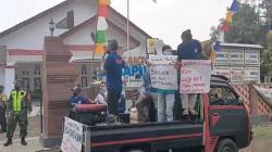 Puluhan Warga Desa Jagapura Kulon Unjuk Rasa, Tuntut Kades Kembalikan Dana BST