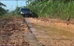 Jalan Penghubung 7 Desa di Pemulutan Selatan Ogan Ilir Berlubang dan Berlumpur