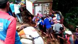 Mobil Boks Terseret Longsor dan Masuk Jurang di Tasikmalaya, Evakuasi Dramatis<