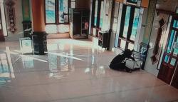 Terekam CCTV, Pria Gondrong Gasak Uang Kotak Amal di Masjid Al Hidayah Subang