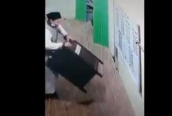 Pria Pakai Gamis Tertangkap CCTV Maling Kotak Amal