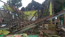 Ruang Kelas SDN 2 Cangkoak Cirebon Ambruk saat Pembelajaran Tatap Muka<