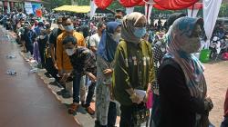 Antrean Vaksinasi Massal di Alun-Alun Serang