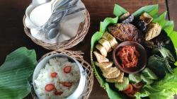 Nasi Liwet Stroberi, Sajian Nikmat dari Lereng Gunung Lawu 