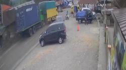 Terekam CCTV, Begini Detik-Detik Pemotor di Agam Lolos dari Maut