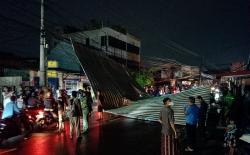 Hujan Lebat Landa Depok, Atap Baja Ringan Terbang dan Tutup Jalan Raya Sawangan