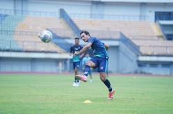 Hasil Liga 1: Ezra Walian Cetak Gol Tendangan Bebas, Persib Selamat dari Kekalahan Vs Borneo 