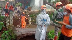 Pondasi Tergerus Arus Deras Sungai, Jembatan Cipelang Sukabumi Ambruk