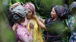 Mengenal Tengkuluk, Penutup Kepala Perempuan Indonesia