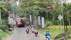 Gegara Truk Kontainer Terguling, Jalan Tangkuban Parahu KBB Macet 1 Kilometer<