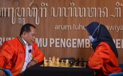 Rektor Unnes Adu Cerdik dengan Atlet Catur Woman Fide Master Zahra Chumaira, Ini Hasilnya