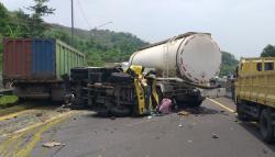 Tabrakan Beruntun di Tol Cipularang Purwakarta Cukup Dahsyat, Mobil Rusak Parah <
