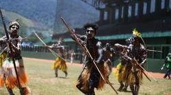 Pementasan Tari Tradisional Papua Hibur Penonton Pertandingan Baseball