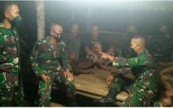 Tingkatkan Keamanan, Prajurit TNI Ronda Bareng Warga Sekitar Lokasi TMMD
