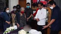 Presiden Jokowi Melayat ke Rumah Duka Sabam Sirait