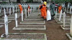 Aksi Bersih-Bersih Taman Makam Pahlawan Jelang HUT ke-76 TNI