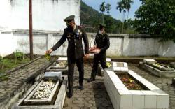 HUT Ke-76 TNI, Dandim 0406 Lubuklinggau Tabur Bunga di TMP Patria Bukit Sulap<