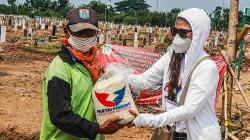 Terima Bantuan dari Partai Perindo, Penggali Kubur di TPU Rorotan Bersyukur Ada yang Peduli
