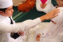 Doa Sebelum Berhubungan Suami Istri, Latin & Artinya serta Waktu-Waktu Terbaik