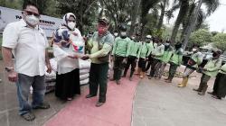 HUT ke-7, Perindo Bagikan Sembako kepada Penggali Makam di TPU Pondok Ranggon