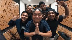 Chord Gitar dan Lirik Lagu Menepi - Ngatmombilung Cover Guyon Waton, Kunci dari F