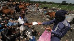Jumat Berkah, Makanan Gratis Dibagikan untuk Para Pemulung