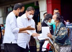 Diresmikan Presiden Jokowi, BLT Pedagang Kaki Lima dan Warung Serentak Dikucurkan di 141 Kabupaten/Kota 