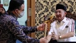 Ini Penampakan Keris Anies Pemberian Ki Manteb Sudarsono
