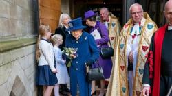 Ratu Elizabeth II Pakai Tongkat saat Berjalan Menghadiri Layanan Gereja