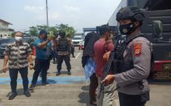 83 Kolektor Pinjol Ilegal Dibawa ke Polda Jabar, Dikawal Brimob Bersenjata Laras Panjang<