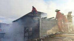Lima Rumah Ludes Terbakar di Gang Sempit Kawasan Duri Kepa, Petugas Kesulitan Padamkan Api
