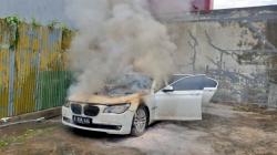 Penampakan Mobil Mewah Terbakar di Sunter, Bagian Depan Hangus<