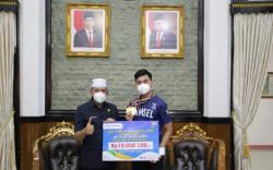 Atlet Asal OKU Peraih Medali Emas PON Papua Terima Bonus dari Pemkab