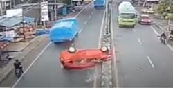 Daihatsu Sigra di Maros Ringsek Ditabrak 2 Truk, Sopir dan 2 Penumpang Selamat