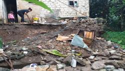 Tebing Longsor akibat Hujan Deras, 5 Rumah di Sukabumi Terancam Ambruk<
