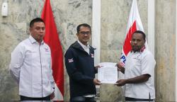 Sekjen Partai Perindo Serahkan SK Kepengurusan DPW Papua Barat