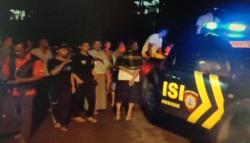 Dihajar Puluhan Warga, Pencuri di Purwakarta Terkapar Tak Berdaya di Selokan