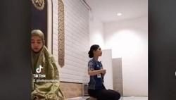Viral Video 2 Perempuan Berbeda Keyakinan Khusyuk Ibadah Bersama di Musala