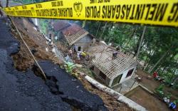 Tertutup Longsor, Jalan Lintas Sibolga - Barus Lumpuh Total 