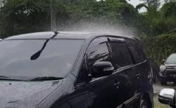 Viral Hujan Hanya Guyur 1 Mobil di Bekasi, Perekamnya Terheran-heran