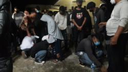 Gagal Tawuran dan Diangkut ke Mapolsek, Pelajar di Jambi Dihukum Cium Kaki Orang Tua<