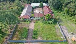 Penampakan dari Udara Sekolah Berdiri di Lahan Sengketa Ditutup Pagar Seng