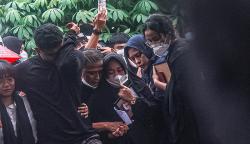 Tangis Peziarah Pecah saat Jenazah Vanessa Angel dan Suami Dimakamkan Satu Liang
