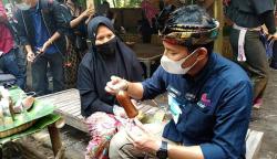Menteri Sandiaga Dukung Penjual Jamu dengan Alat Pemarut: Produktif, Indonesia Bangkit!